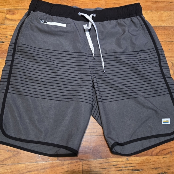 Vuori Banks Shorts Men's Small Gray W/ Black Stripes Swim Shorts (W28/29) - Picture 10 of 11